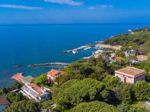 una vista aérea de una ciudad en una colina con el océano en Apartment Beach home by Interhome, en Castiglioncello