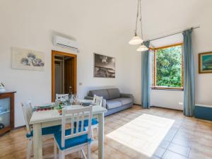Una sala de estar con una mesa y sillas y un sofá. en Apartment Beach home by Interhome, en Castiglioncello
