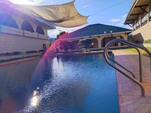 馬尼拉的住宿－LarisZone-Luxury Courtyard Villa-Near T1 Free Airport Pick up，一座建筑前的带喷泉的游泳池