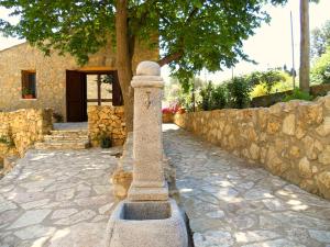 a stone pillar in front of a stone wall at Casale Ginisara in Castellammare del Golfo