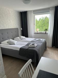 Un dormitorio con una cama grande y una ventana en Hotell Luspen, en Storuman