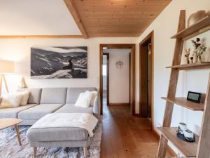 Posezení v ubytování Apartment Chalet Anita by Interhome