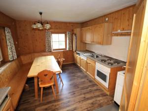 Kuchyň nebo kuchyňský kout v ubytování Chalet Kopphütte by Interhome