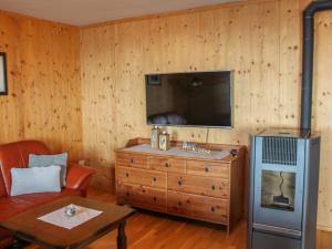 Uma televisão e/ou sistema de entretenimento em Chalet Kopphütte by Interhome