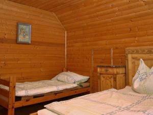 Uma cama ou camas num quarto em Chalet Kopphütte by Interhome