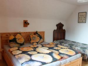 Uma cama ou camas num quarto em Chalet Kopphütte by Interhome