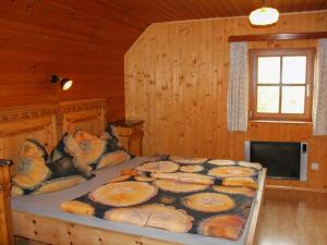 Uma cama ou camas num quarto em Chalet Kopphütte by Interhome