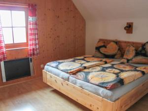 Uma cama ou camas num quarto em Chalet Kopphütte by Interhome