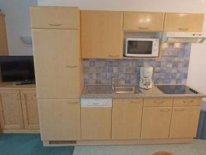 małą kuchnię ze zlewem i kuchenką mikrofalową w obiekcie Apartment Diana-3 by Interhome w mieście Pettneu am Arlberg
