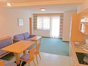 salon ze stołem i kanapą w obiekcie Apartment Diana-3 by Interhome w mieście Pettneu am Arlberg +16 zdjęć