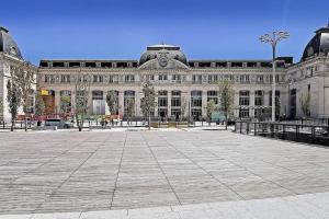 a large building with a courtyard in front of it at La lumière du Midi-Oncopole à 5 minutes-clim in Toulouse