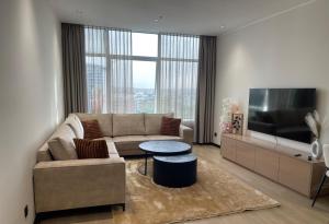 TV a/nebo společenská místnost v ubytování Hilton Tanger City Center Residence