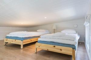 A bed or beds in a room at Merikruunun tähdistöhuvila Mimosa 37
