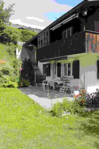 アデルボーデンにあるApartment Helene by Interhomeのパティオと芝生のある家