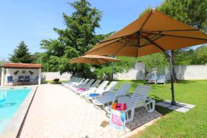 Bazén v ubytování Holiday Homes in Porec - Istrien 10234 nebo v jeho okolí