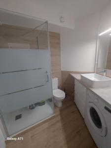 um banheiro branco com um vaso sanitário e uma pia em Studio vue port à 50m plage em Carnon-Plage