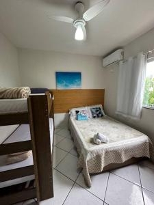 una camera da letto con due letti a castello e una finestra di Apartamento 201 no Verolme ad Angra dos Reis