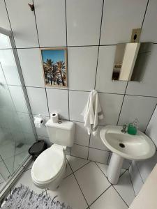 un bagno bianco con un water e un lavandino di Apartamento 201 no Verolme ad Angra dos Reis Altre 18 foto