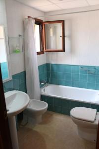 a bathroom with a tub and a toilet and a sink at Espectacular casa Playas de Vera in Playas de Vera +8 photos
