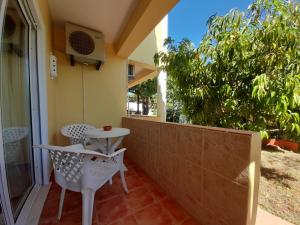 a balcony of a house with a table and chairs at Aurora Sol in Luz
