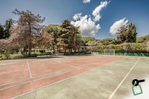 obraz kortu tenisowego w obiekcie HOTIDAY Hotel Isola D'Elba w mieście Lacona