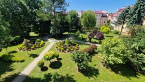 - une vue sur le jardin fleuri et arboré dans l'établissement Apartament na Błoniach, à Sanok