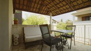 patio con mesa y sillas en el balcón en Vila Karolina en Rovinj