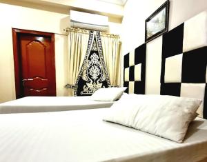 Ένα ή περισσότερα κρεβάτια σε δωμάτιο στο Khyber Hotel