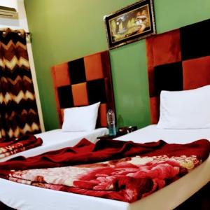 Ένα ή περισσότερα κρεβάτια σε δωμάτιο στο Khyber Hotel