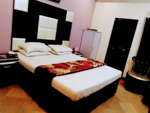 Ένα ή περισσότερα κρεβάτια σε δωμάτιο στο Khyber Hotel +4 φωτογραφίες