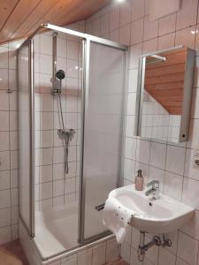 uma casa de banho com um chuveiro e um lavatório. em Rauterhof em Hermagor