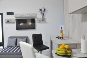 TV a/nebo společenská místnost v ubytování Calla Lux Studio