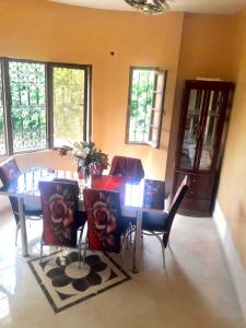 ein Esszimmer mit Tisch und Stühlen in der Unterkunft Villa Serene Oasis in Aït Ali + 8 Fotos