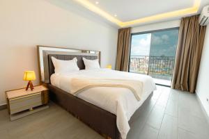 Rúm í herbergi á Lumina Suites