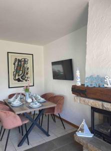 a living room with a table and a fireplace at Ankerplatz - gemütliches Ferienhaus mit Garten und Terrasse für die große Familie in Grömitz