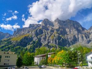 una montaña en medio de una ciudad con árboles y edificios en Apartment Iris A-5 by Interhome, en Leukerbad