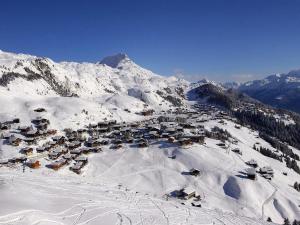 un piccolo villaggio nella neve su una montagna di Apartment Almenrausch West by Interhome a Riederalp