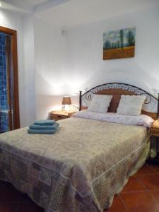 sypialnia z łóżkiem i dwoma ręcznikami na nim w obiekcie Casa Irina & Elena 2bed 2bath w mieście Los Altos +29 zdjęć