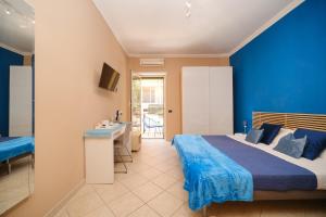 - une chambre avec un mur bleu, un lit et un bureau dans l'établissement Midnight in Vatican, à Rome
