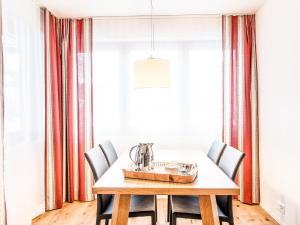 uma sala de jantar com mesa e cadeiras em Apartment TITLIS Resort Studio 4 by Interhome em Engelberg