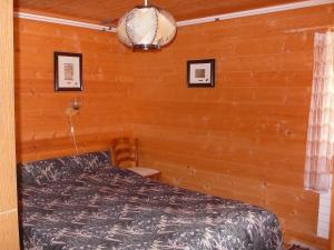 BedrettoにあるApartment Verena by Interhomeの木製の壁のベッドルーム1室
