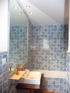 łazienka z umywalką i lustrem w obiekcie Casa Irina & Elena 2bed 2bath w mieście Los Altos