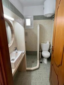 een badkamer met een wastafel en een toilet bij Naftilos Rosmarinus Apartments in Potokáki
