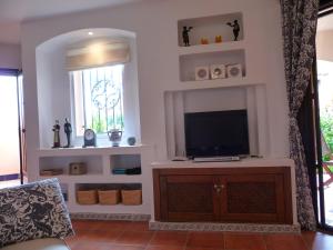 salon z telewizorem i oknem w obiekcie Casa Irina & Elena 2bed 2bath w mieście Los Altos