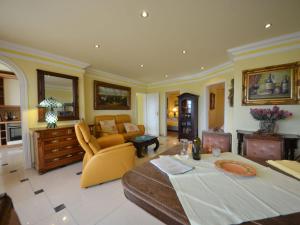 ein großes Wohnzimmer mit Couch und Tisch in der Unterkunft Apartment Sonnenkamp-2 by Interhome in Groß Zicker