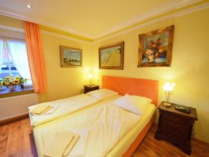 ein Schlafzimmer mit einem Bett mit zwei Kissen darauf in der Unterkunft Apartment Sonnenkamp-2 by Interhome in Groß Zicker
