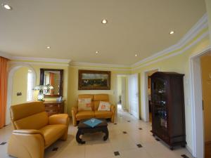 ein Wohnzimmer mit zwei Sofas und einem Tisch in der Unterkunft Apartment Sonnenkamp-2 by Interhome in Groß Zicker
