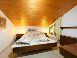 ロイカーバートにあるApartment Ringstrasse - Utoring-43 by Interhomeの木製天井の客室の大型ベッド1台分です。