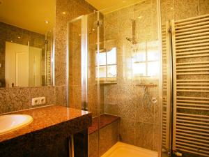 Ein Badezimmer in der Unterkunft Apartment Sonnenkamp-2 by Interhome