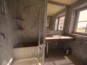 Ein Badezimmer in der Unterkunft Apartment Sonnenkamp-2 by Interhome